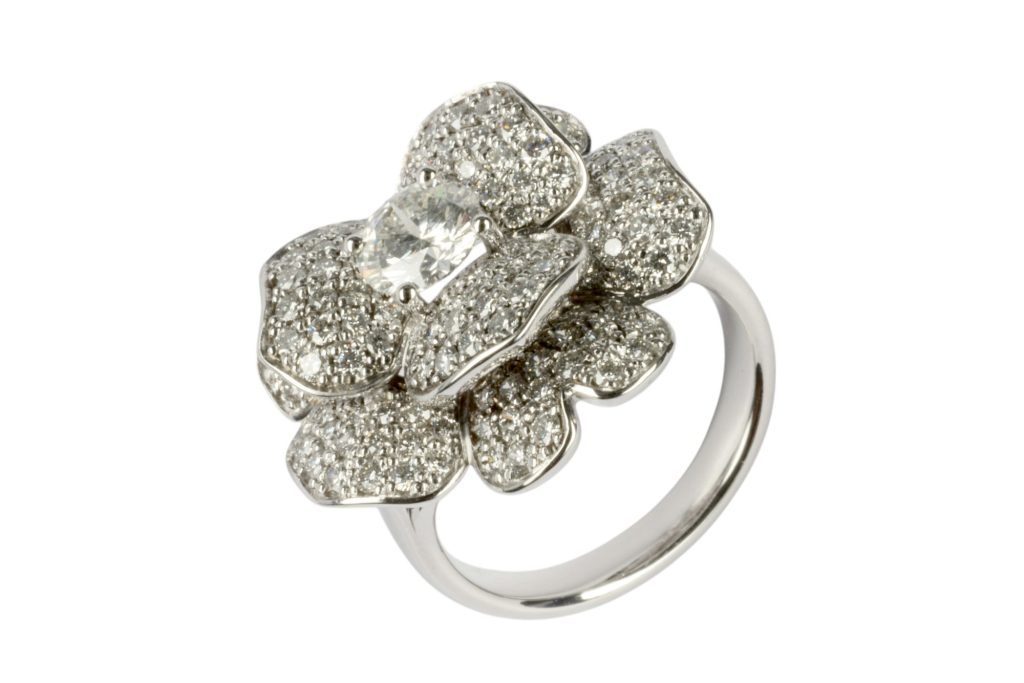 Bague fleur, or blanc, pavage diamants, qualité G-VS, création originale.