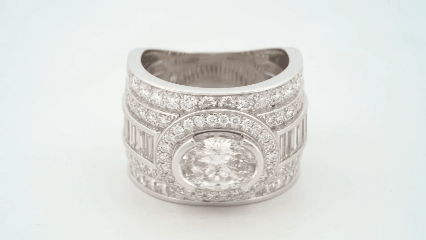 Bague or gris 18 carats diamants ovale brillants baguettes princesses.