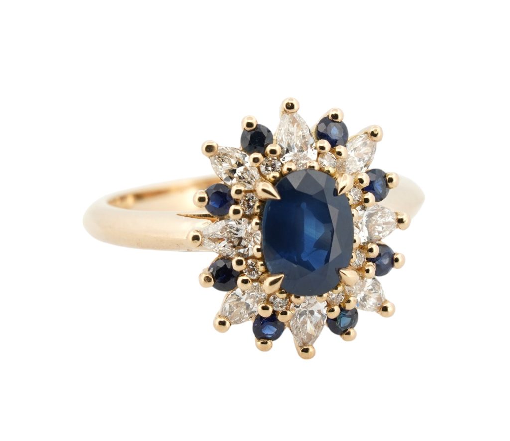 Bague or jaune, 18 carats, saphirs et diamants poires, et brillants, qualité G-VS, entourage. Fiançailles. Création originale.