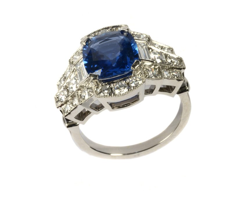 Bague or blanc, 18 carats, saphir, diamants, qualité G-VS. Création originale. Art déco.